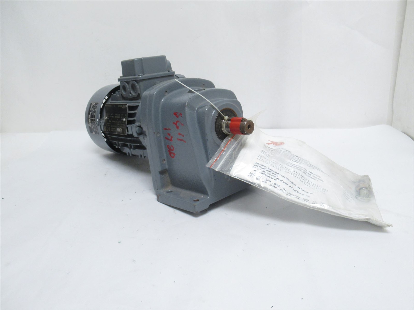239327 Old-Stock; Bege 5AZA 71B-4 AC Gearmotor 1682377 15.3:1 Ratio; 0.37kw
