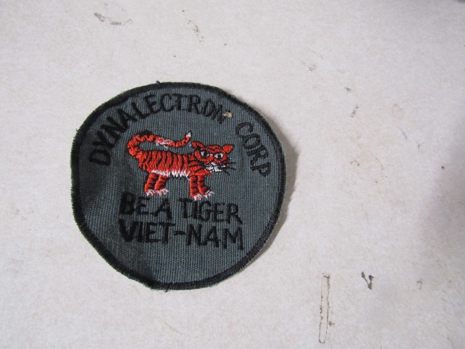 MILITARY PATCH OLDER VIETNAM ERA DYNALECTRON CORP BE A TIGER VIET-NAM