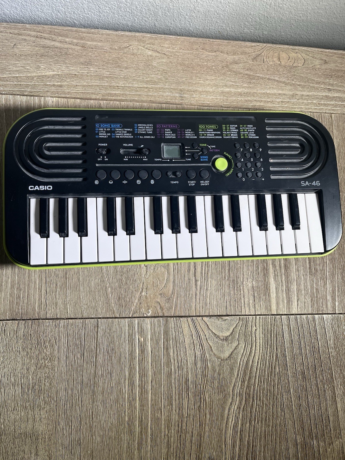 CASIO Mini Keyboard SA-46 Black & Green 32 Keys 100 Tones 50 Patterns Works!