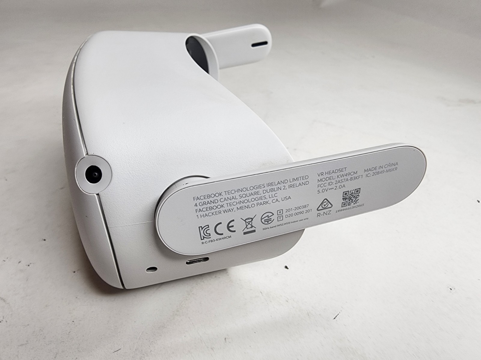 Meta Oculus Quest 2 128gb Standalone VR Headset Only *Dead Pixel*