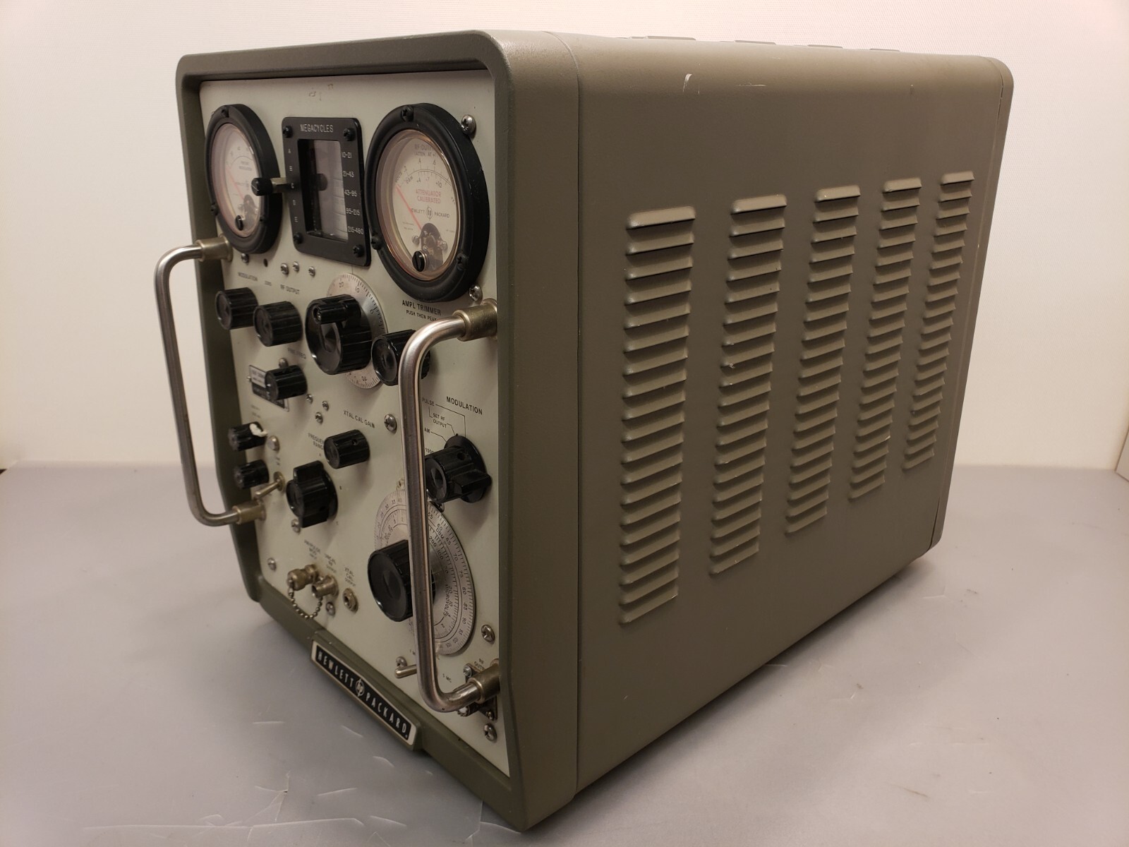 Vintage Hewlett Packard HP model 608E VHF Signal Generator **Nice Condition