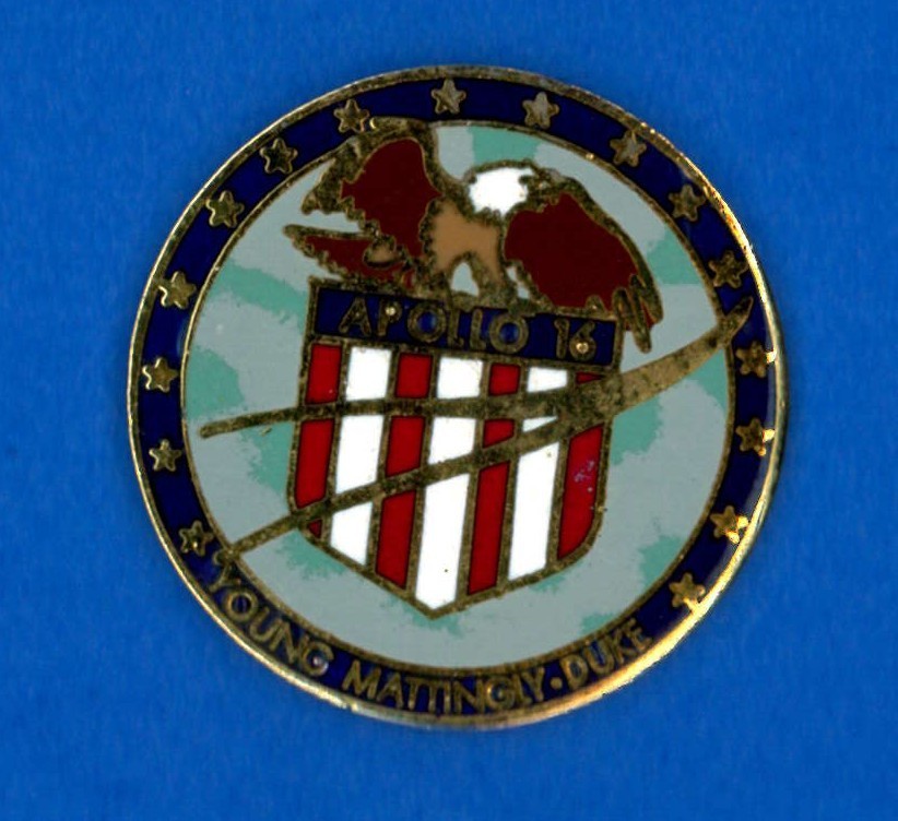 NASA pin - Space Capsule - Apollo 16 - Young Mattingly Duke - USA badge
