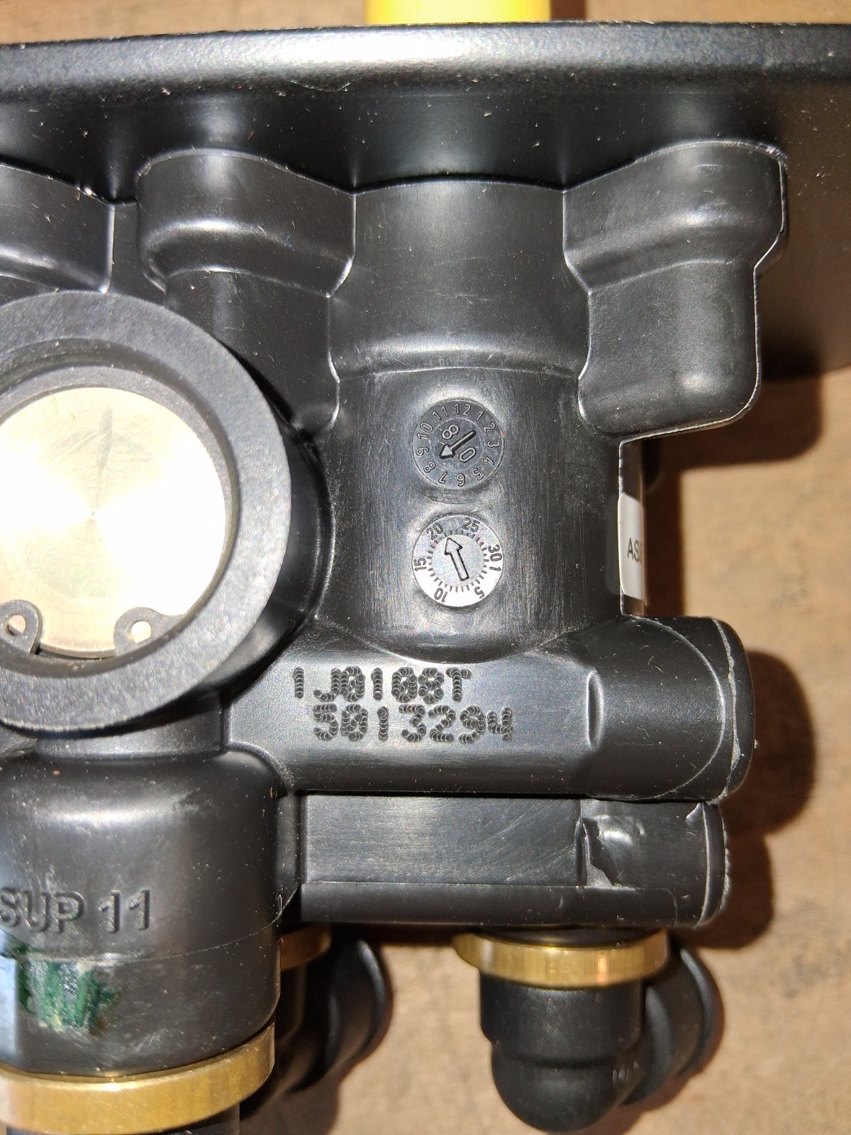 BENDIX DASH BRAKE VALVE 5013294 K032049