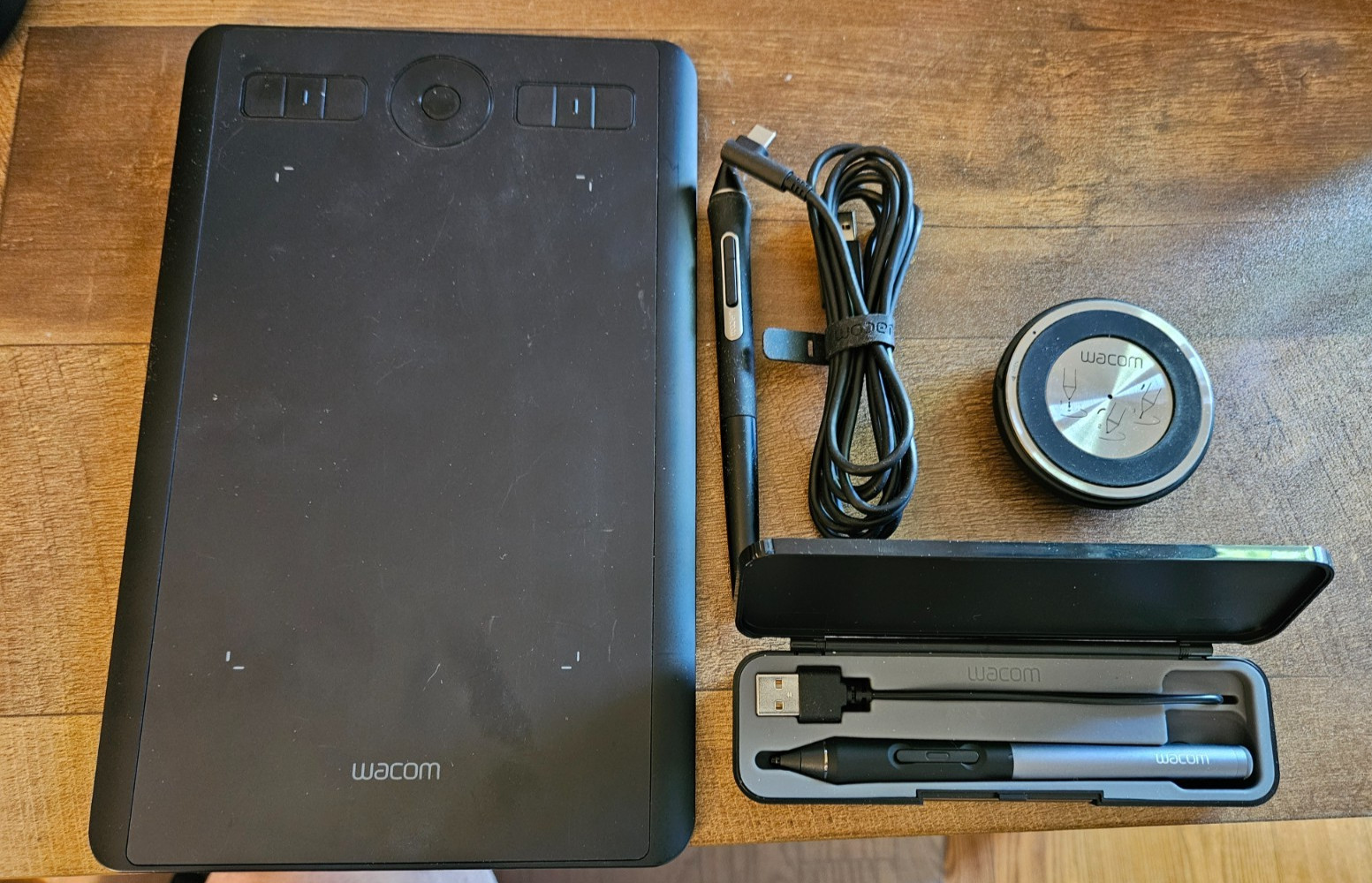Wacom PTH460 Intuos Pro Graphic 10.5" Tablet , Stylus & CS600 Stylus - WORKS