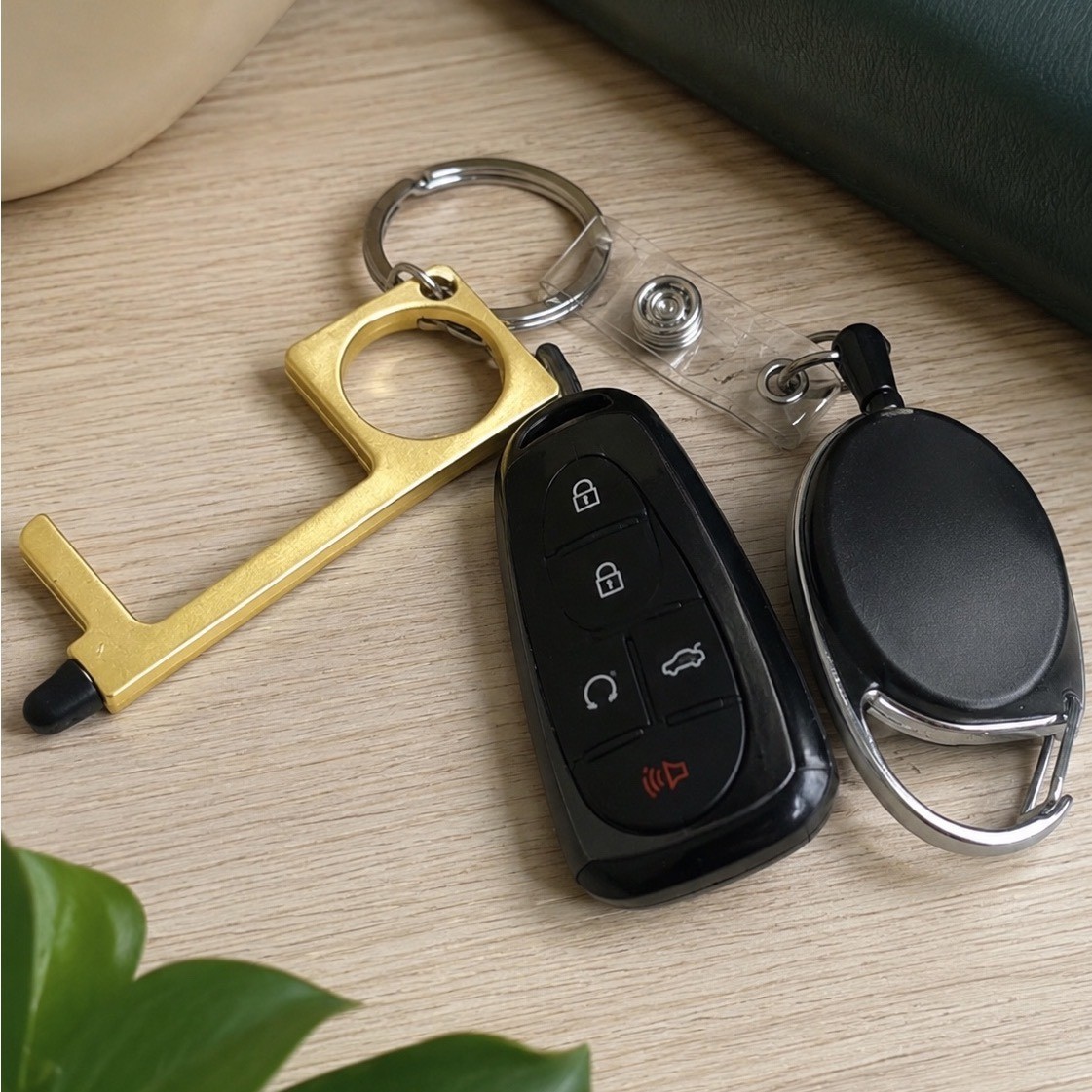 No Touch Door Opener Tool Stylus Keychain Retractable Carabiner Gold Black J-01