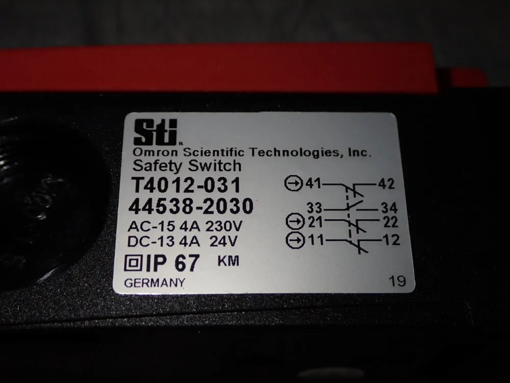 OMRON T4012-031 SAFETY SWITCH 12250270237