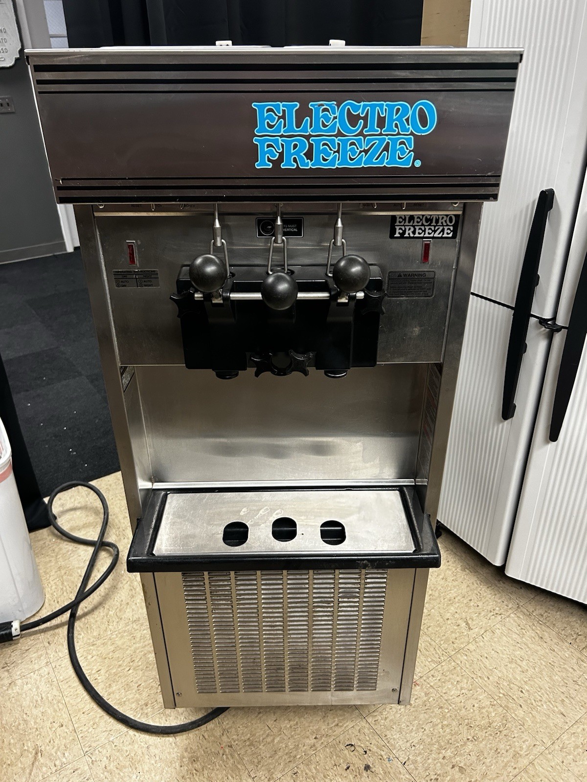 Electro Freeze SL500-132 Soft Serve Ice Cream Machine Floor Model 2 Hoppers