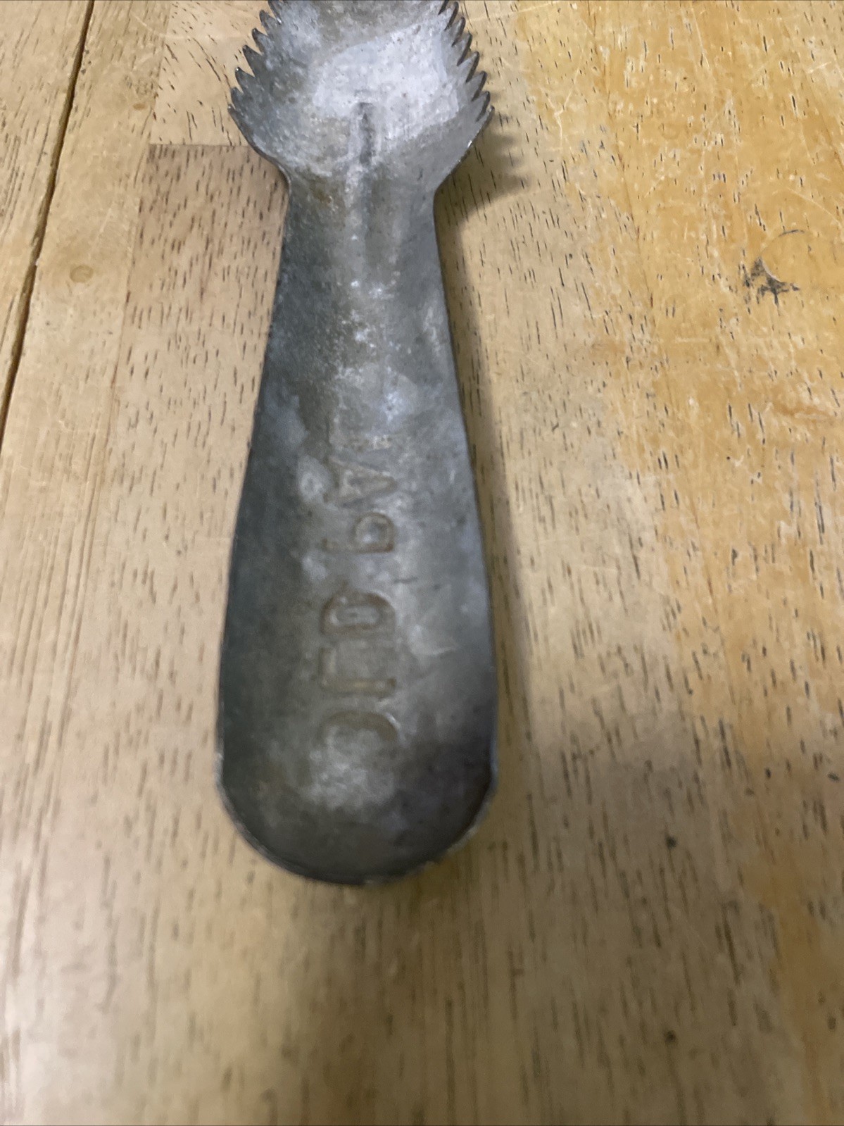 VTG Old Pal Handheld Portable Fish Scaler