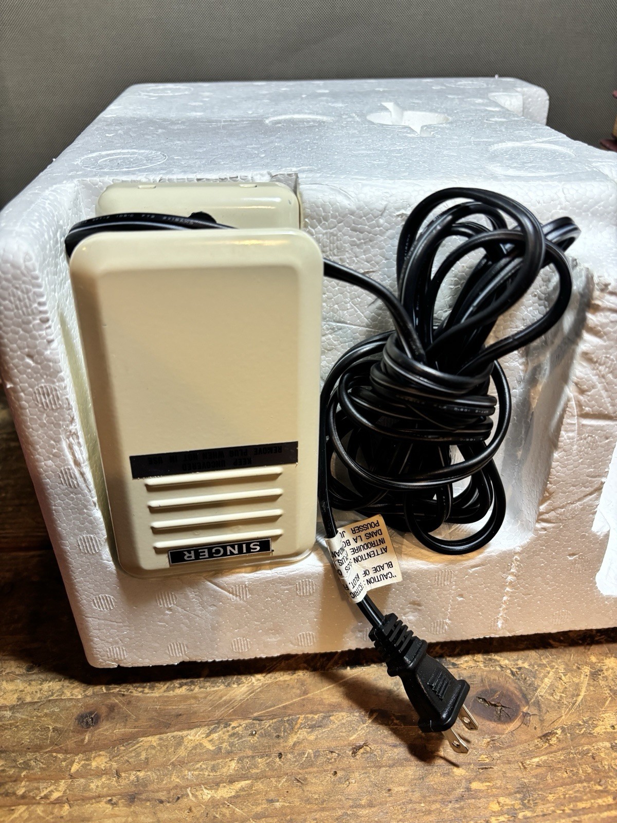 🧵 SINGER Merrittlock 14U44B Serger–Excellent Condition–Original Box –Thread Inc