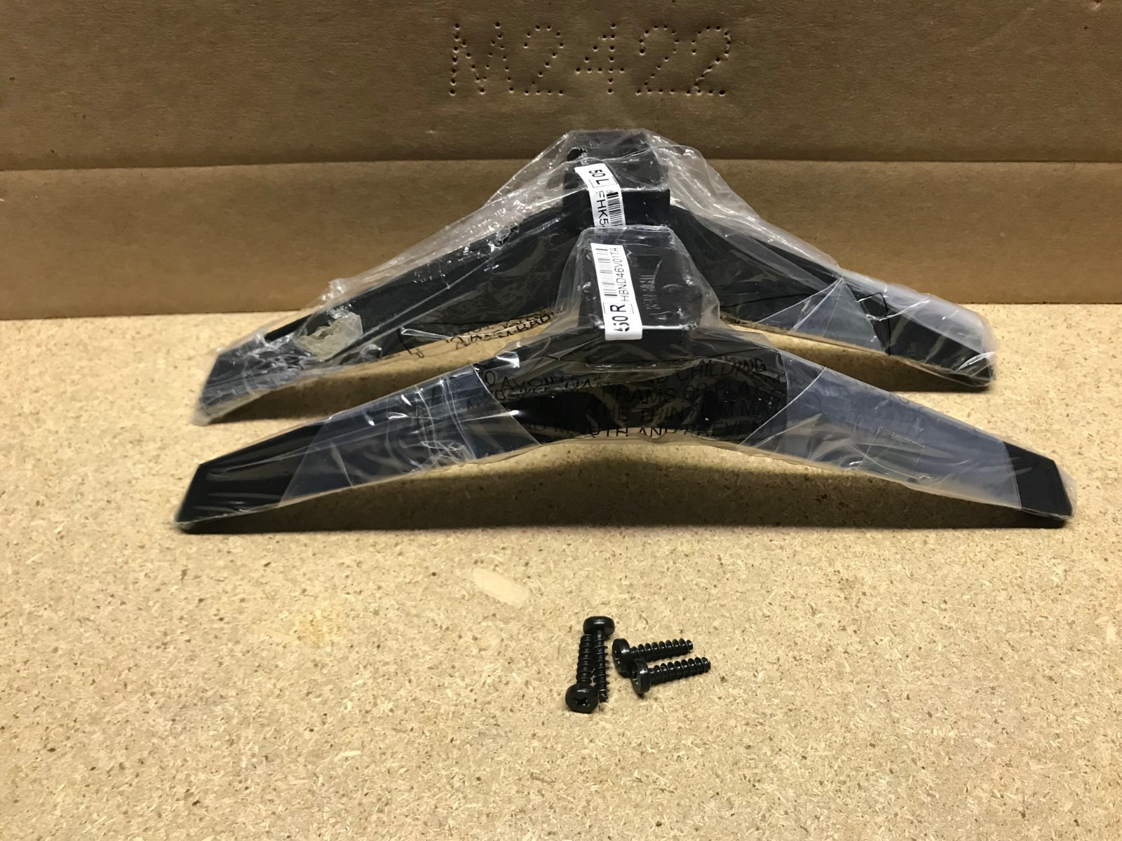Vizio V505M-K09 7H08M0000E40R / 7H08M0000F40R  L/R Stand / Feet w Screws