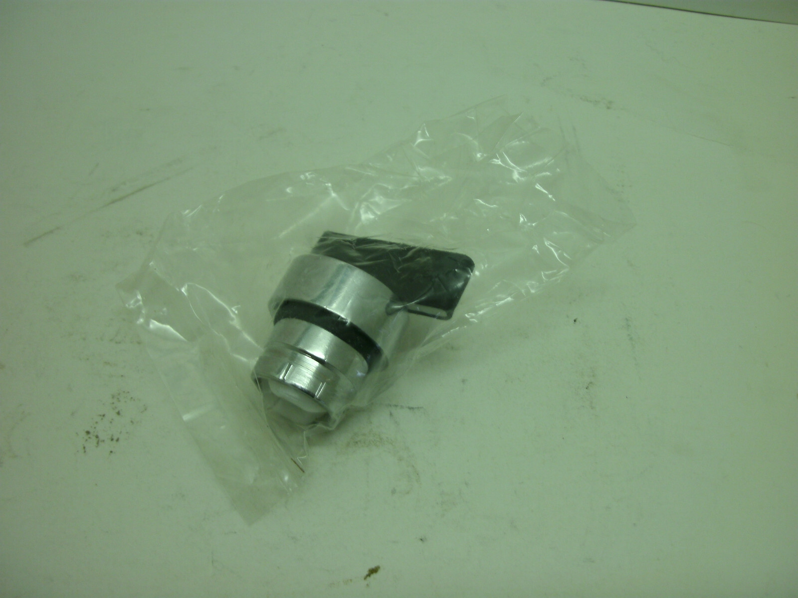DANFOSS RB2-BJ2 SELECTOR SWITCH 22MM 2 POSITION HD BLACK/DMC TYPE 4 NEW NO BOX