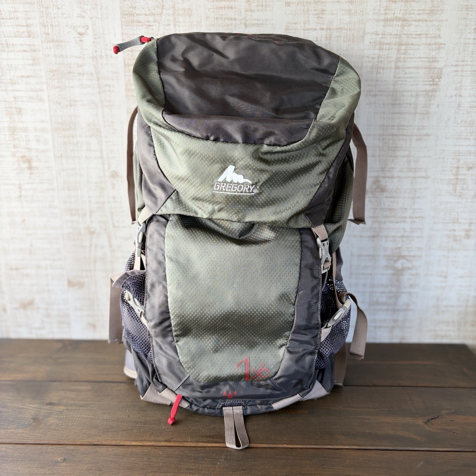 Gregory Z30 Backpack CrossFlo Suspension Hiking Daypack Olive Green Grey 30L