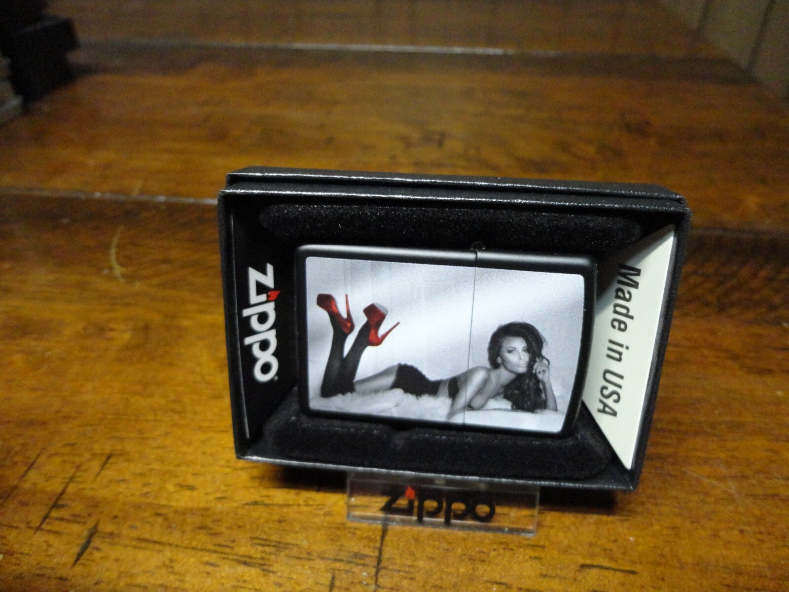 RED SHOE GIRL PINUP ZIPPO LIGHTER MINT IN BOX