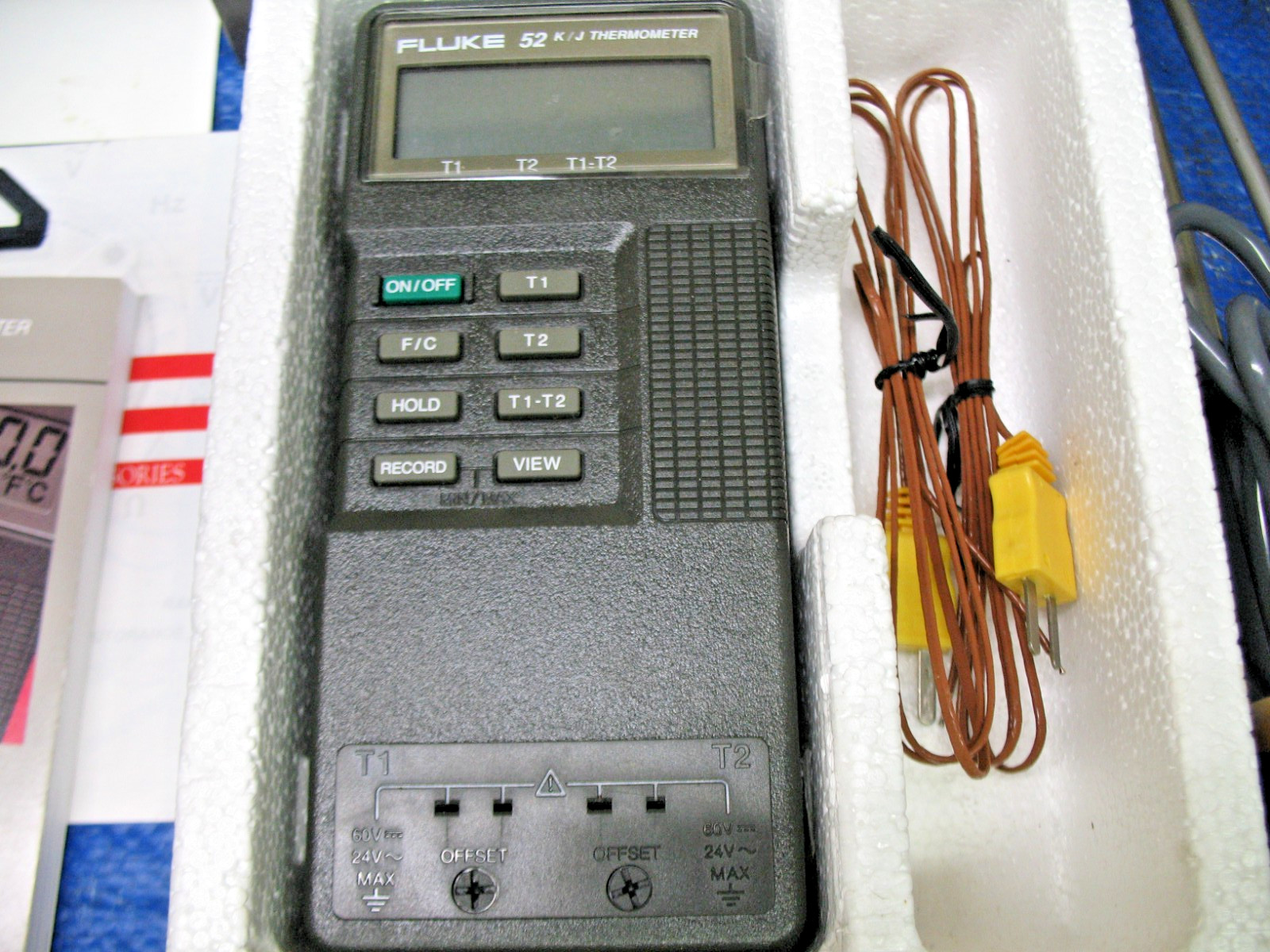 FLUKE THERMOMETER MODEL# 52 K/J DUAL-INPUT DIGITAL THERMOMETER w/probes