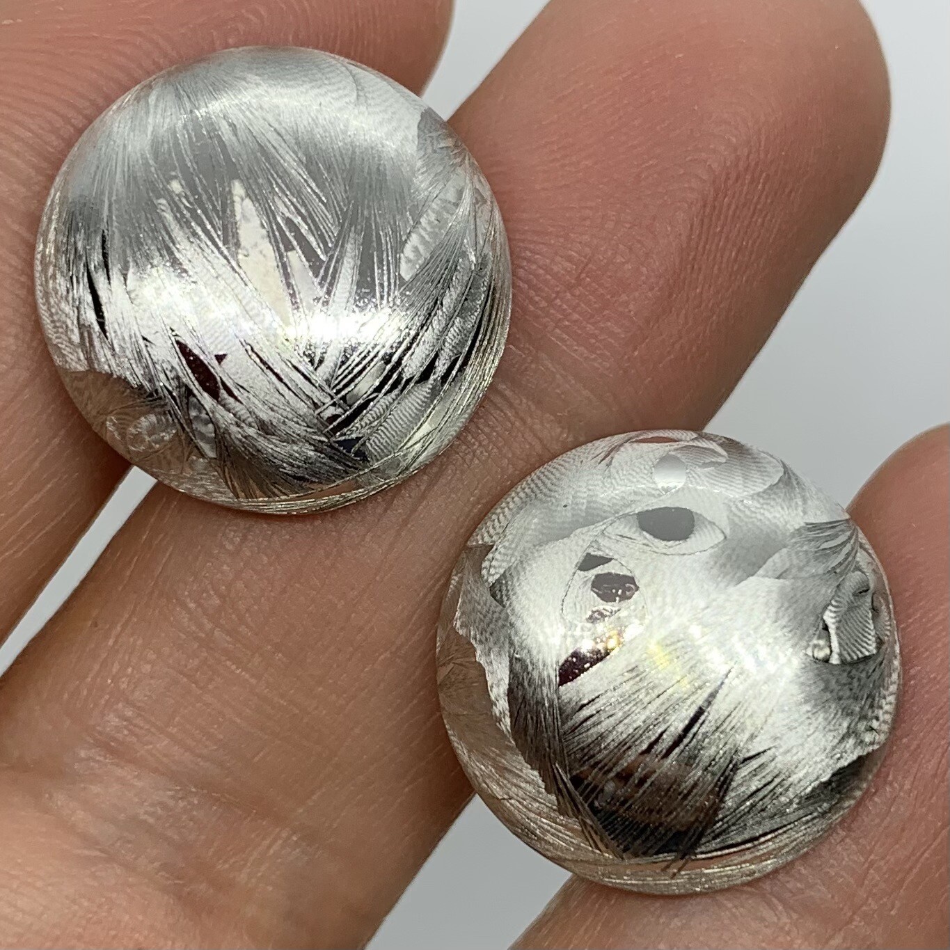 VTG BRUSHED SILVER SWIRL SHINY DOME ROUND STUD EARRINGS 3/4”