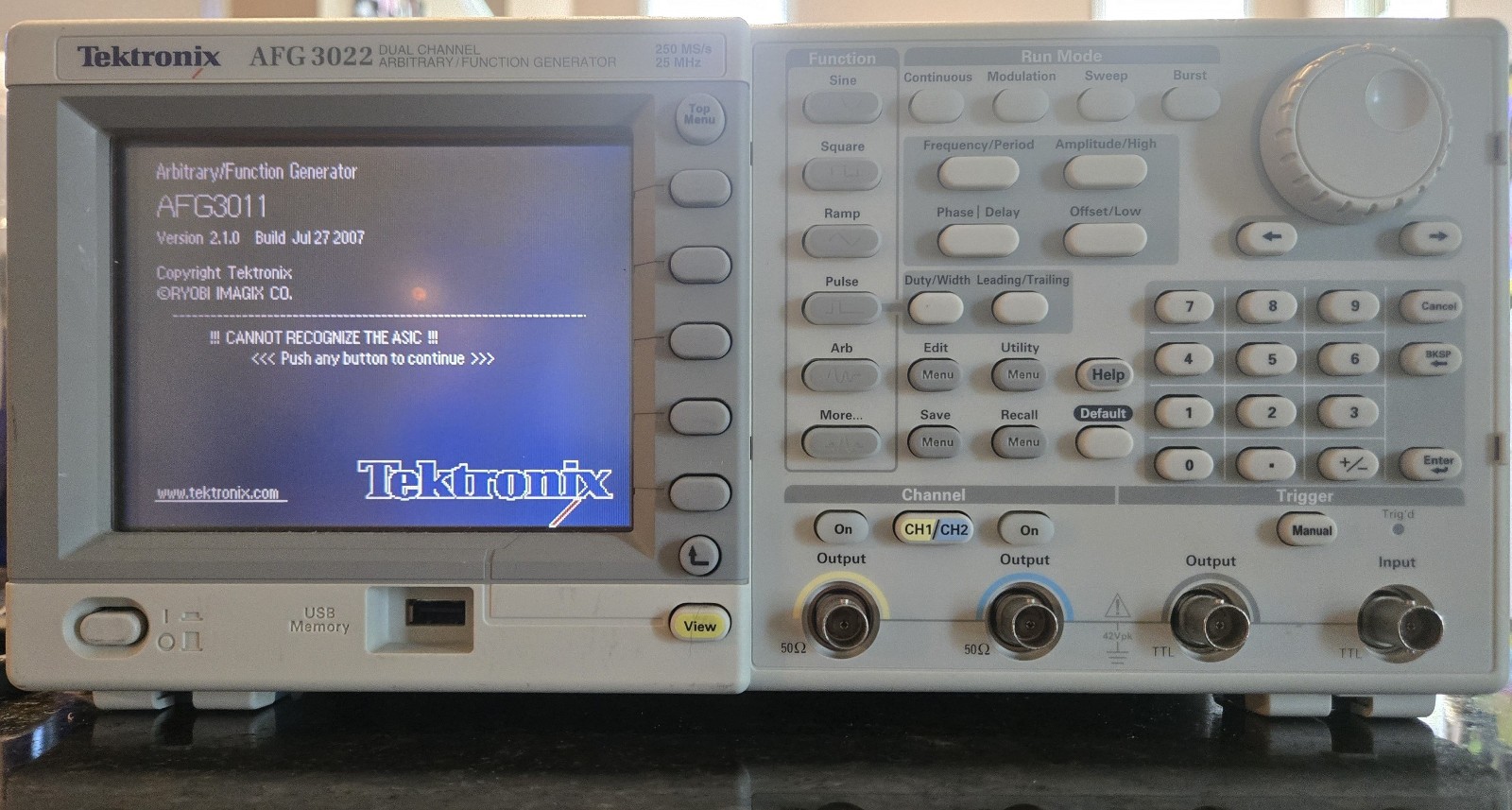Tektronix AFG3022B Dual Channel Arbitrary / Function Generator 25 MHz 250MS/s