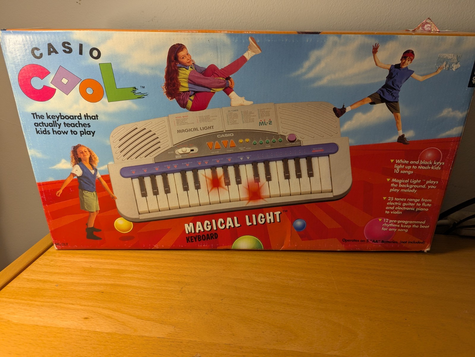 Vintage CASIO MAGICAL LIGHT ML-2LY  Keyboard Piano Synthesizer Works Great Clean