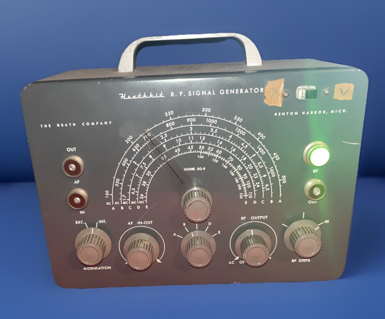 Heathkit RF Signal Generator Model SG-8 Powers On Parts Only