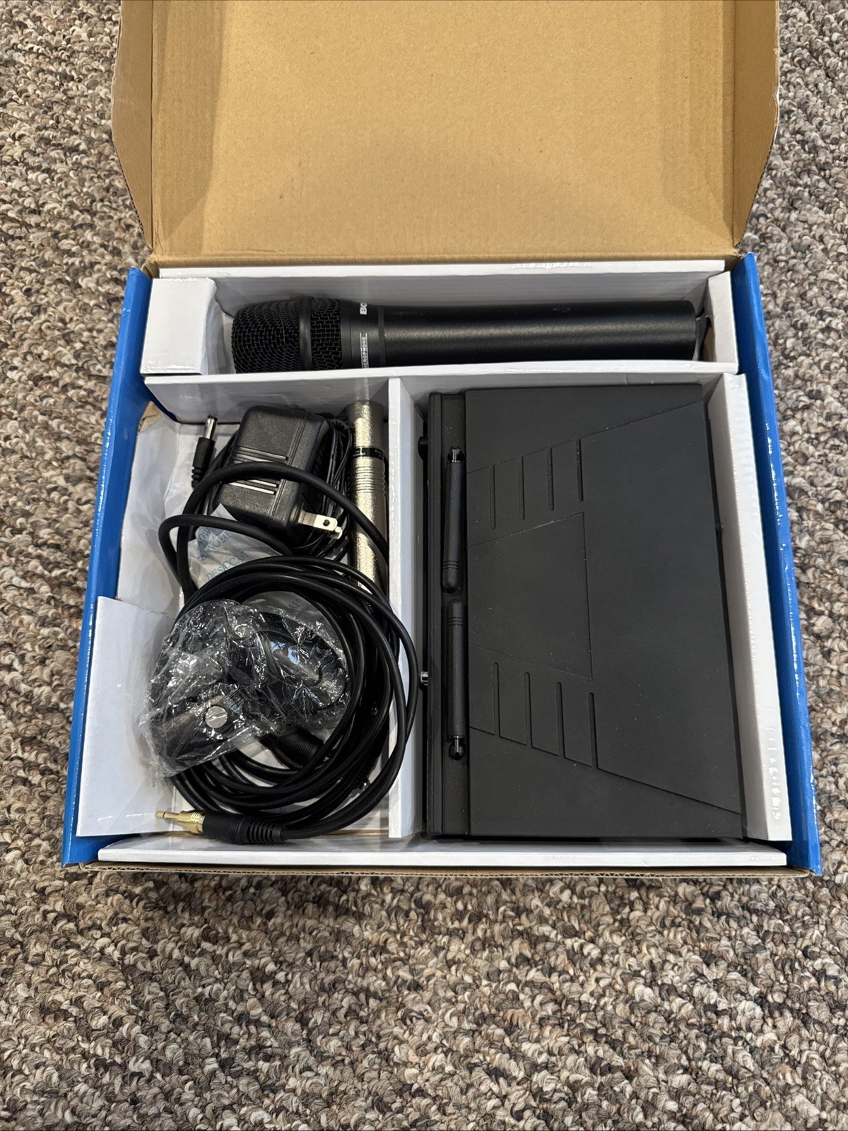 Wireless Microphone -Bogen 800 channel UHF Pll synthesized wireless system