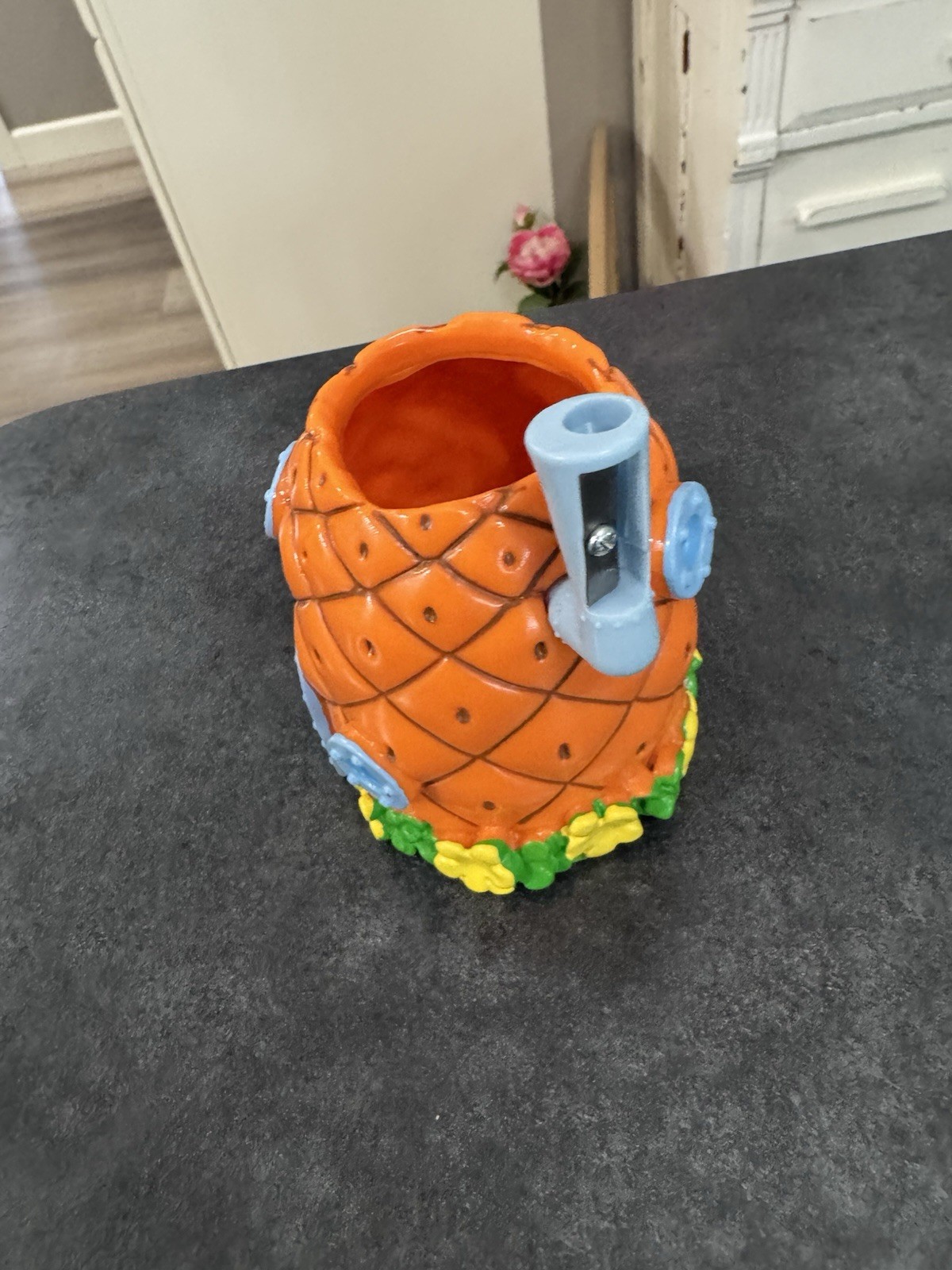 SPONGEBOB SQUAREPANTS PINEAPPLE PENCIL HOLDER WITH SHARPENER