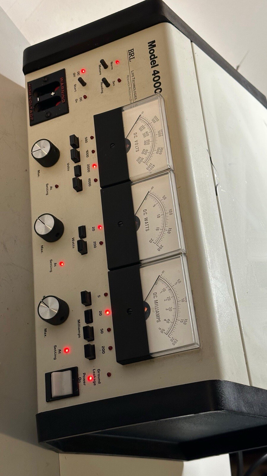 BRL Bethesda Research Labs Model 4000 Electrophoresis Power Supply