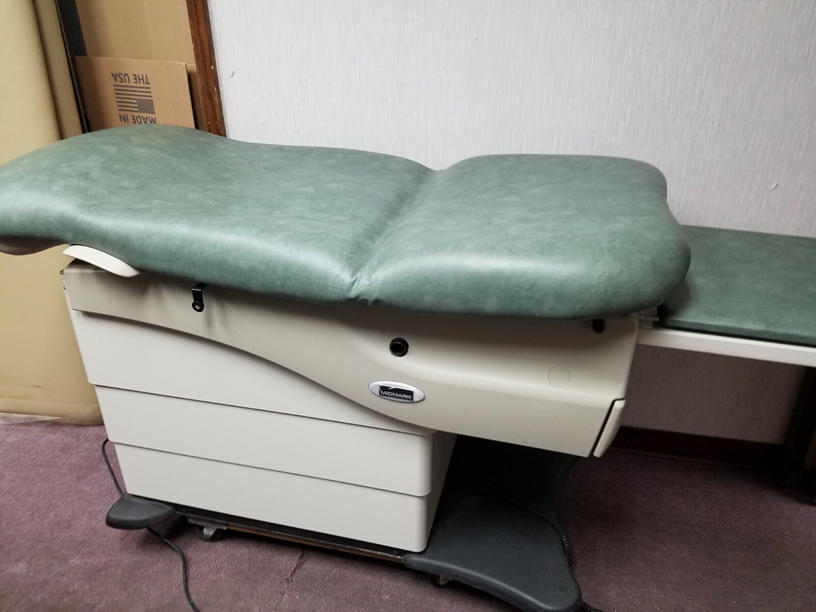 Midmark/Ritter 625 ADA Vertical Rise and power back exam table w/hand control
