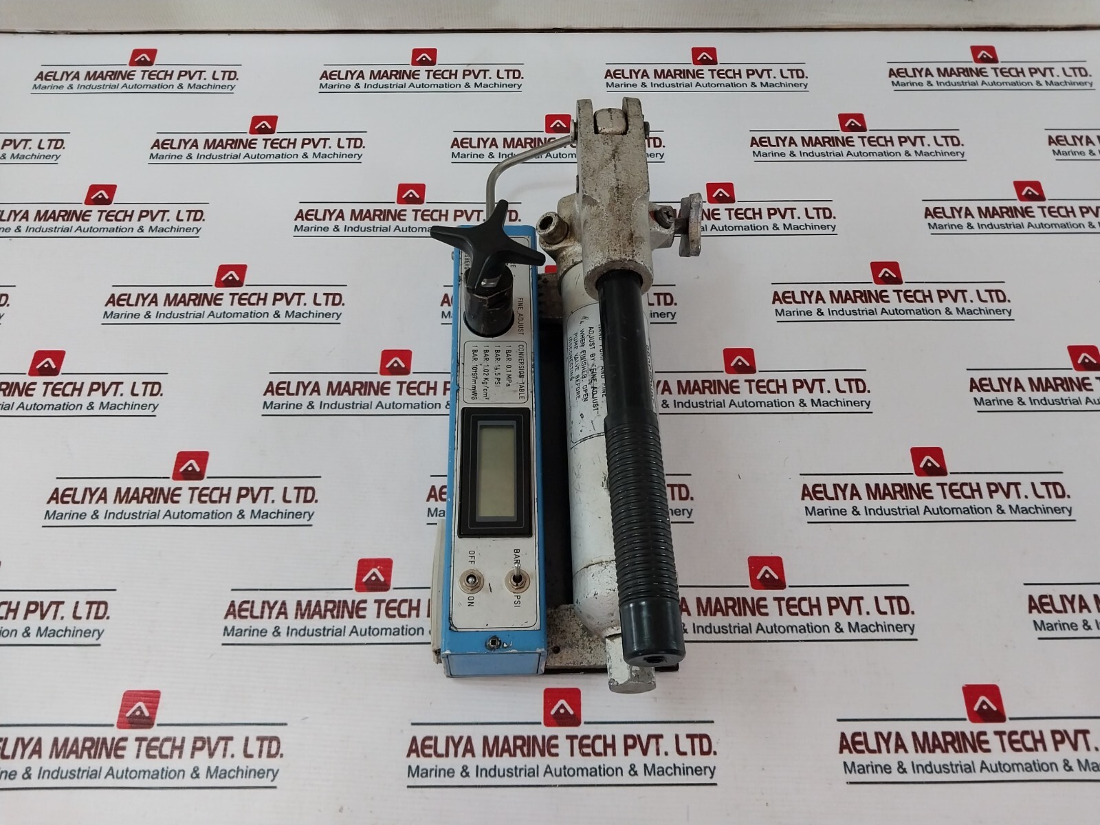 OMICRON OTE-P202 Pressure Calibrator with Hand Pump