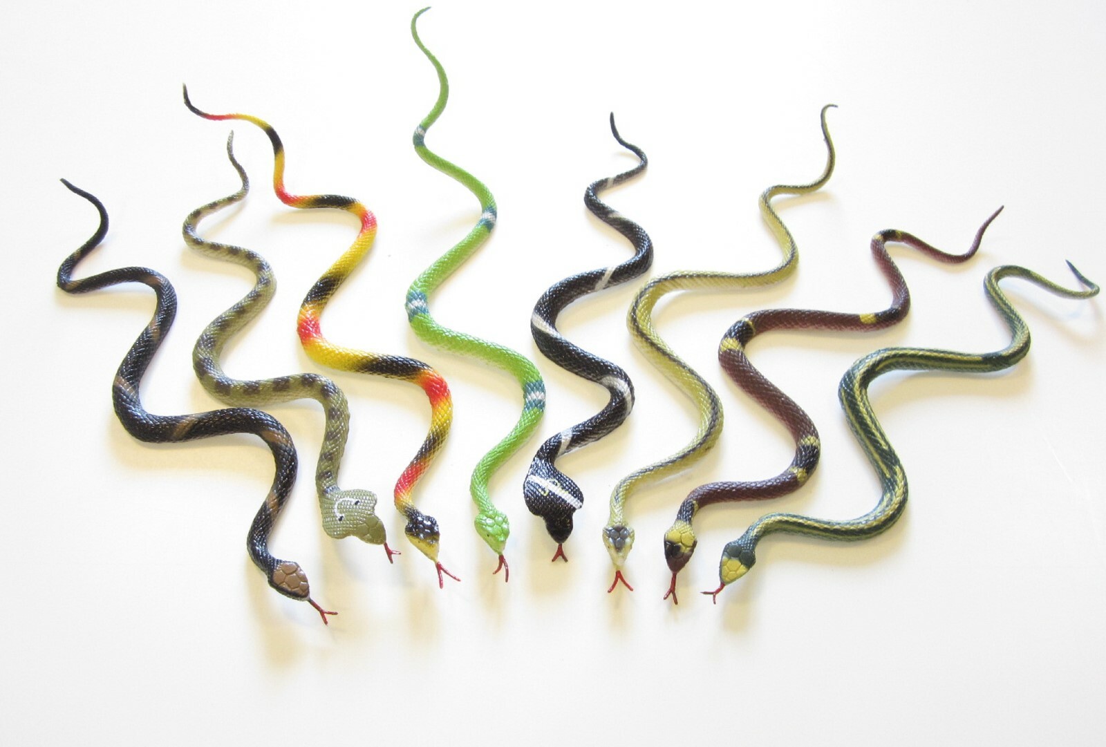 20 RAIN FOREST RUBBER SNAKES 14" TOY REPTILE FAKE PRETEND JUNGLE SNAKE GAG GIFT