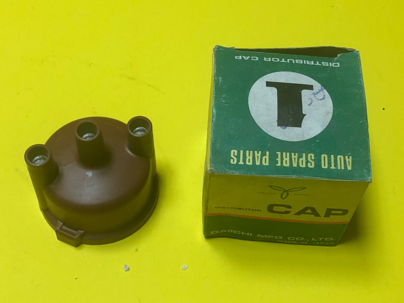 Daihatsu Cuore 0.5 L55 0.6  L60 2 Cyl. Distributor Cap 19101-87701 Japan NOS
