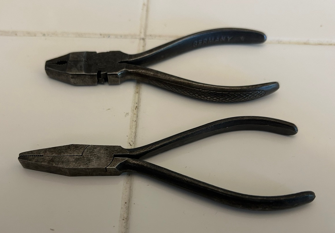 UNBRANDED PAIR OF 4-1/2" PLIERS WIRE CUTTERS AND DUCK BILL PLIER - VINTAGE