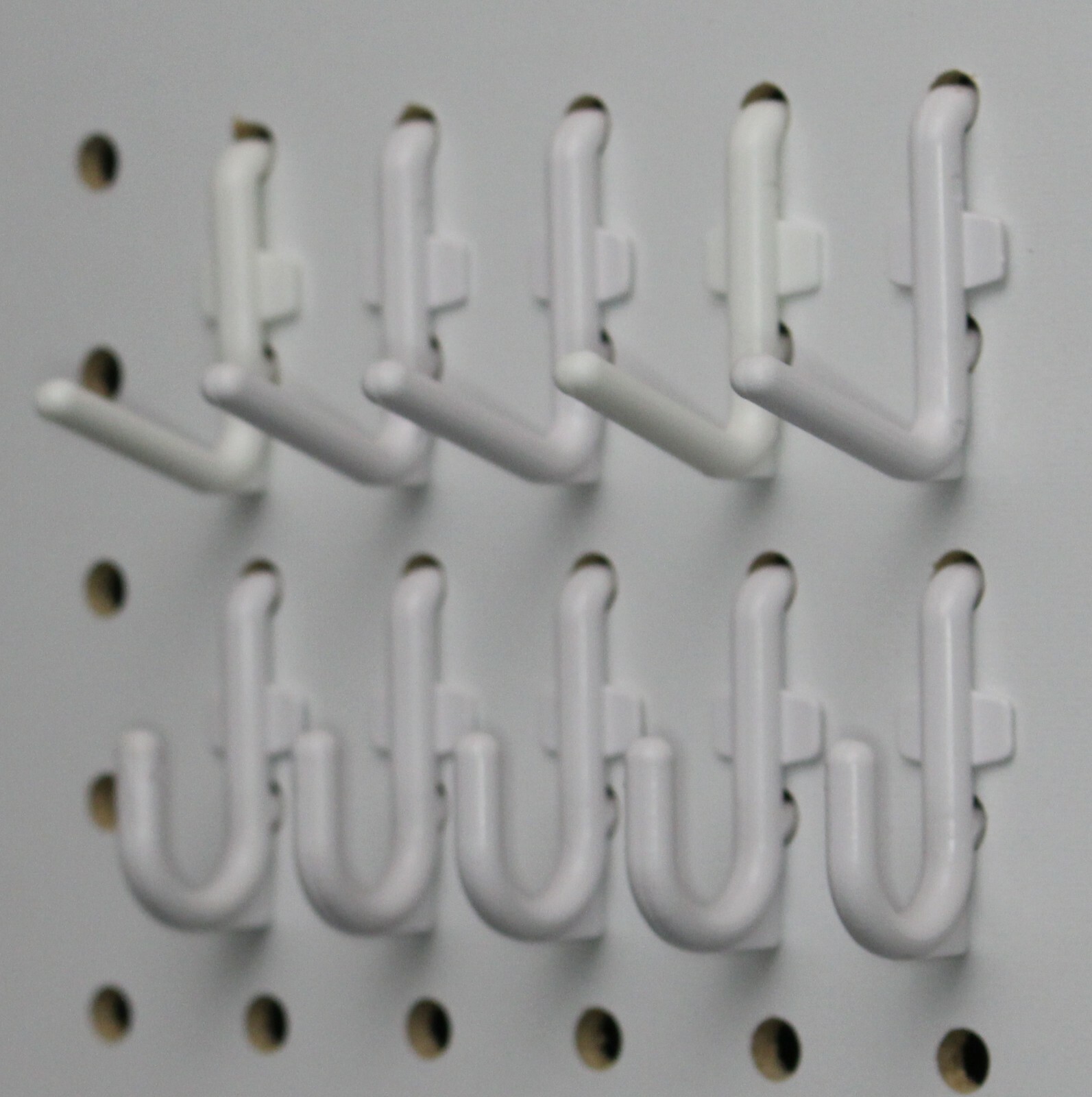 Plastic White J & L Style Pegboard Hooks Kit - 250 Pack PEGBOARD NOT INCLUDED