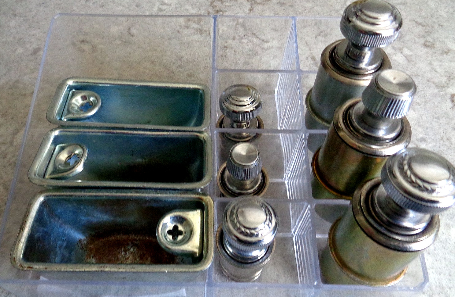 LOT OF VINTAGE LIGHTER ASSEMBLIES, LIGHTERS AND ASH TRAYS