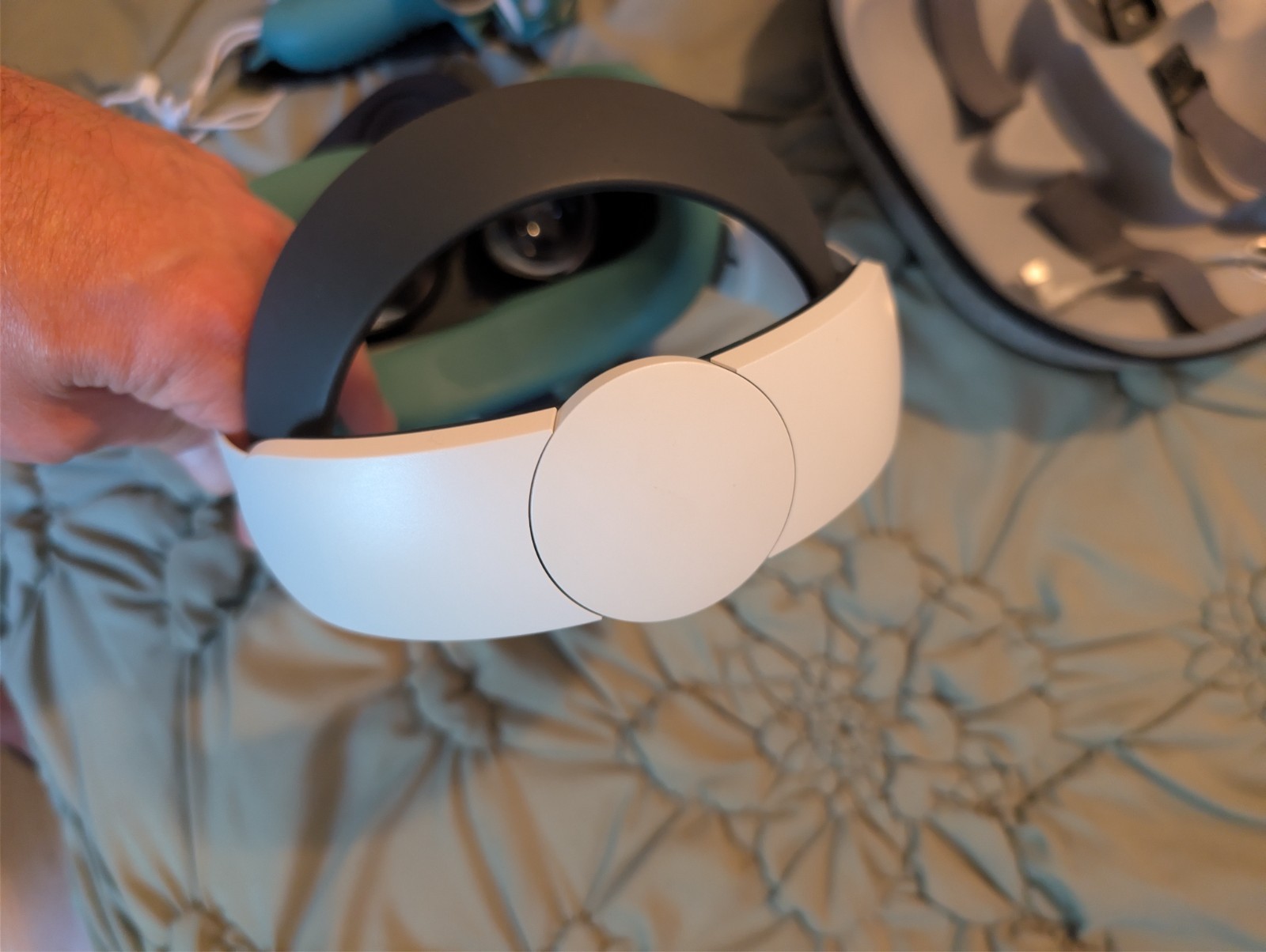 Oculus (Meta) Quest 2 256GB w Pro Strap, Hard Charging Case / Silicone Covers