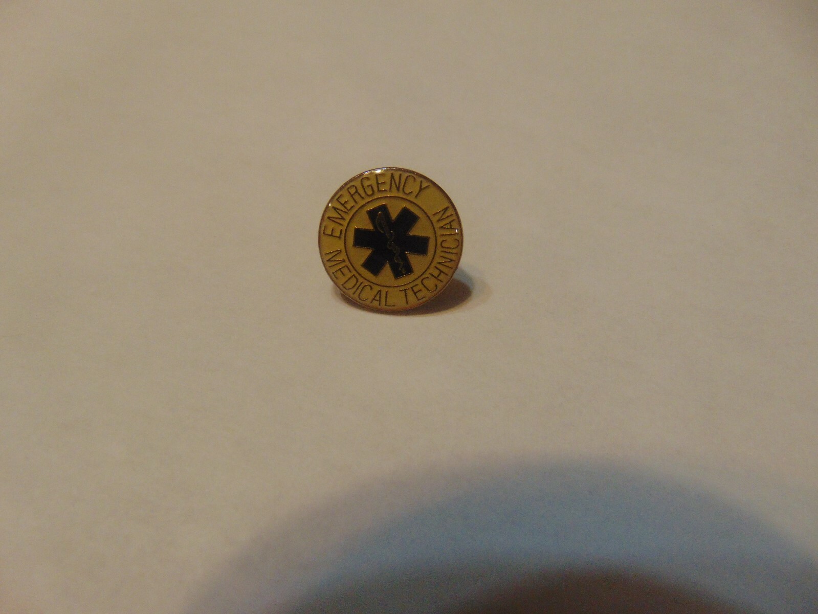 INSIGNIA CREST HAT LAPEL PIN MINI BADGE EMERGENCY MEDICAL TECHNICIAN EMT