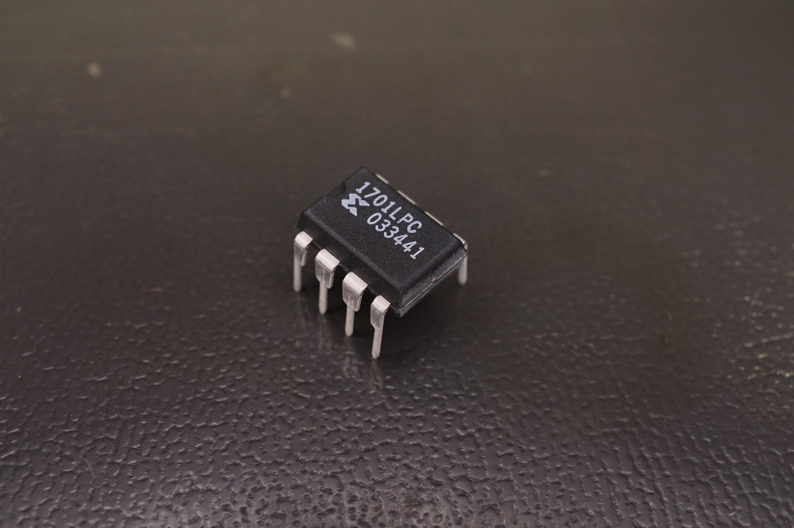 XC1701LPD8C Xilinx Configuration PROM IC 1Mbit 3.3V 8 Pin PDIP NOS