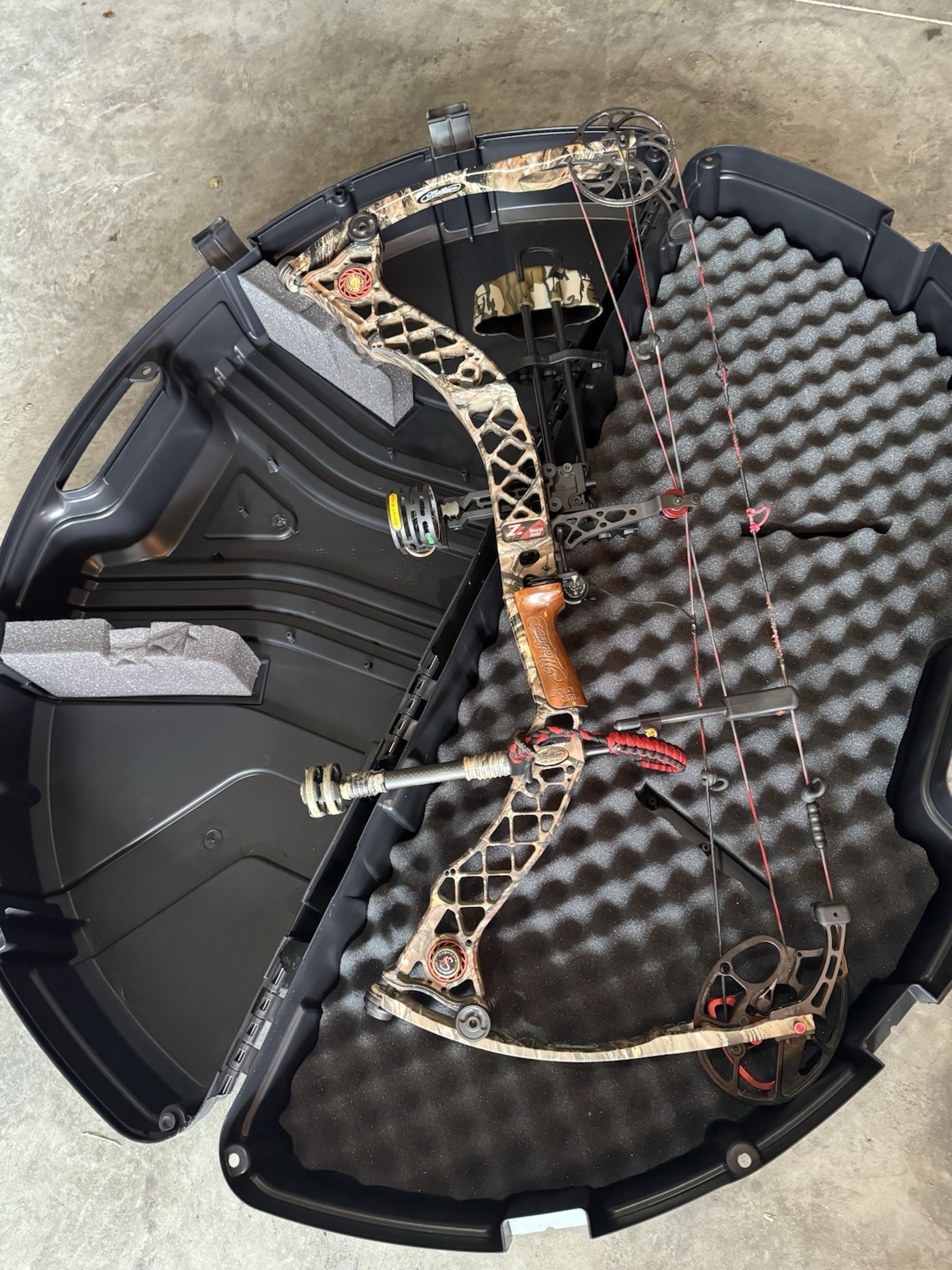 Mathews z7 compound bow RH W Case & Accessories RTH