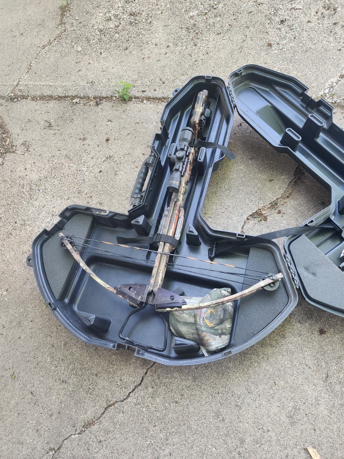 Barnett Invader Camouflage/Black Crossbow w/ Scope & Hard Case