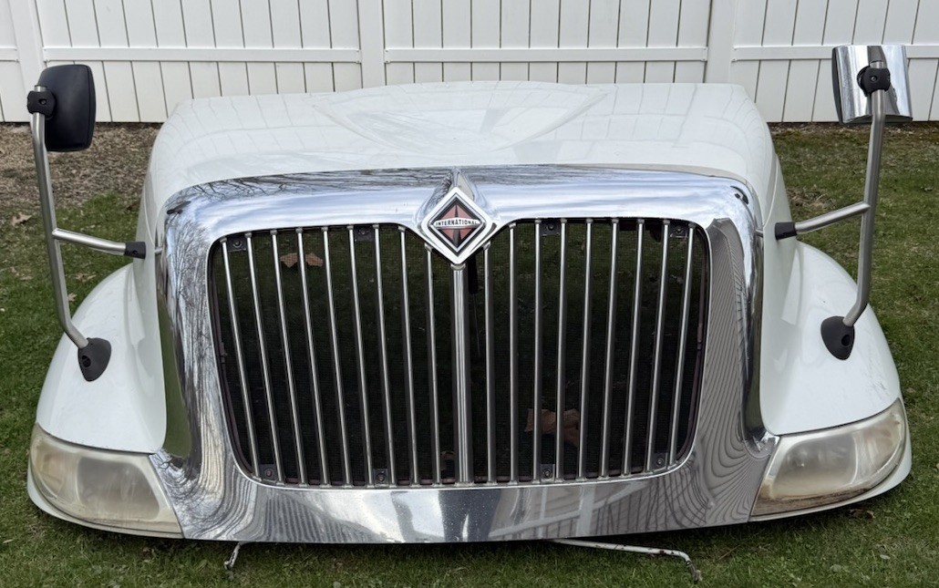 2005 International 8600 Fiberglass Hood w/ Grille/Mirrors/Headlights – No Cracks