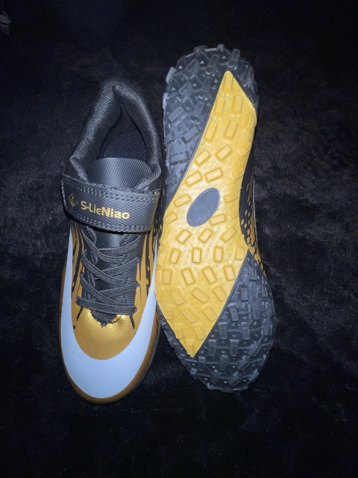 S Lieniao Soccer Shoes , Size EU 38, Black And Gold Brand New ,no Box