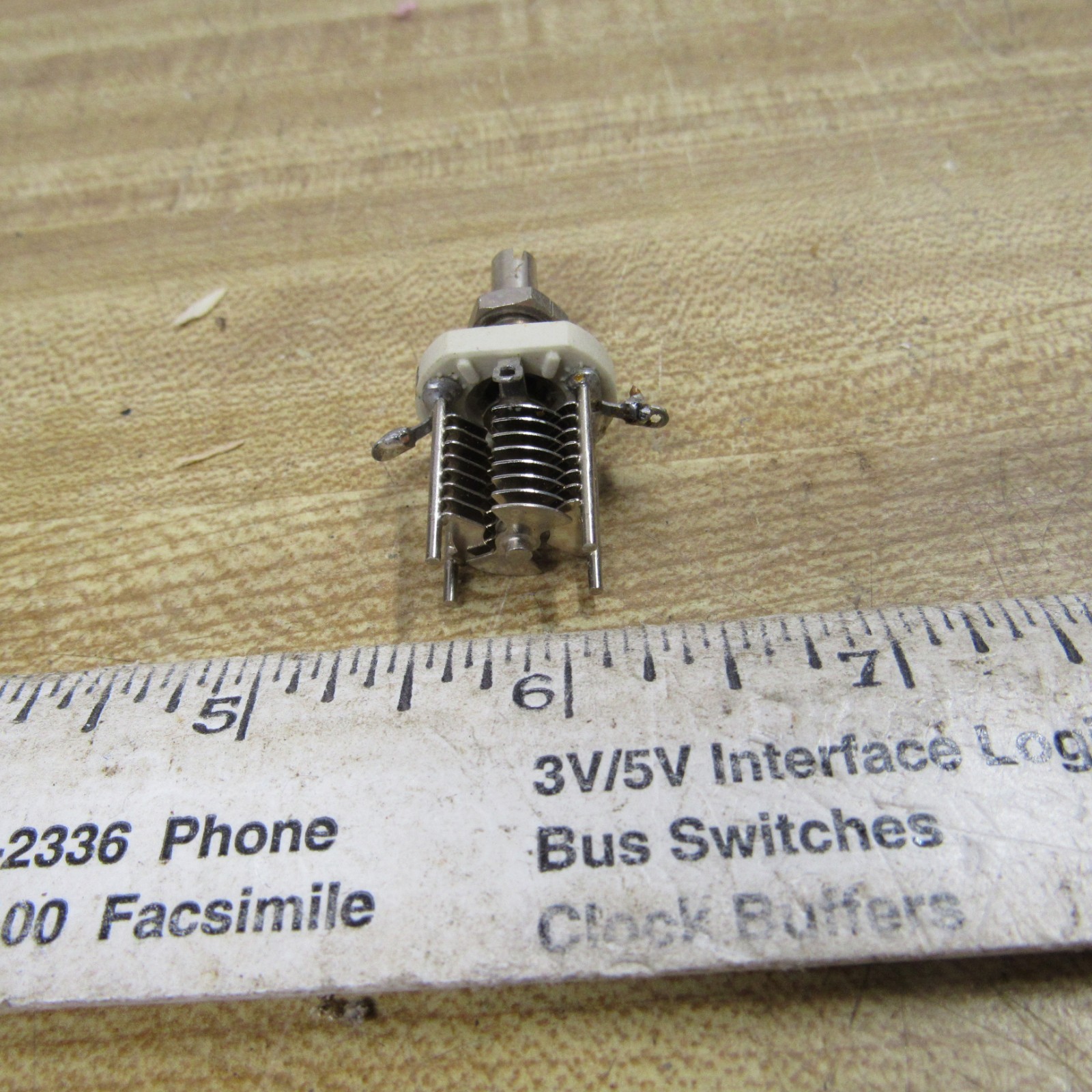 VARIABLE CAPACITOR BUTTERFLY 8 pF 2.2 to 8 pF JOHNSON 160-208