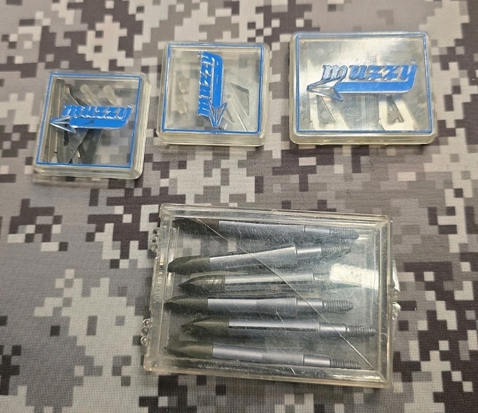 MUZZY BROADHEAD LOT 3 BLADE FERRULES AND ODD BLADE LOT PRACTICE AND RAZOR BLADES