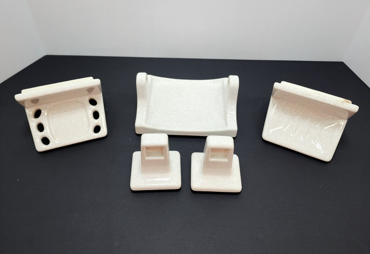 Vintage Creme Speckle 5 Pc Ceramic Porcelain Tile-in Bathroom Fixture Set