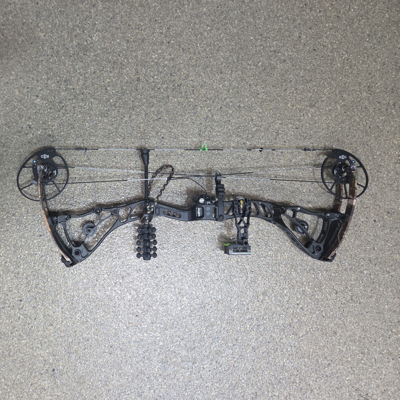 Bowtech CORE SS  40-50# RH  Loaded!