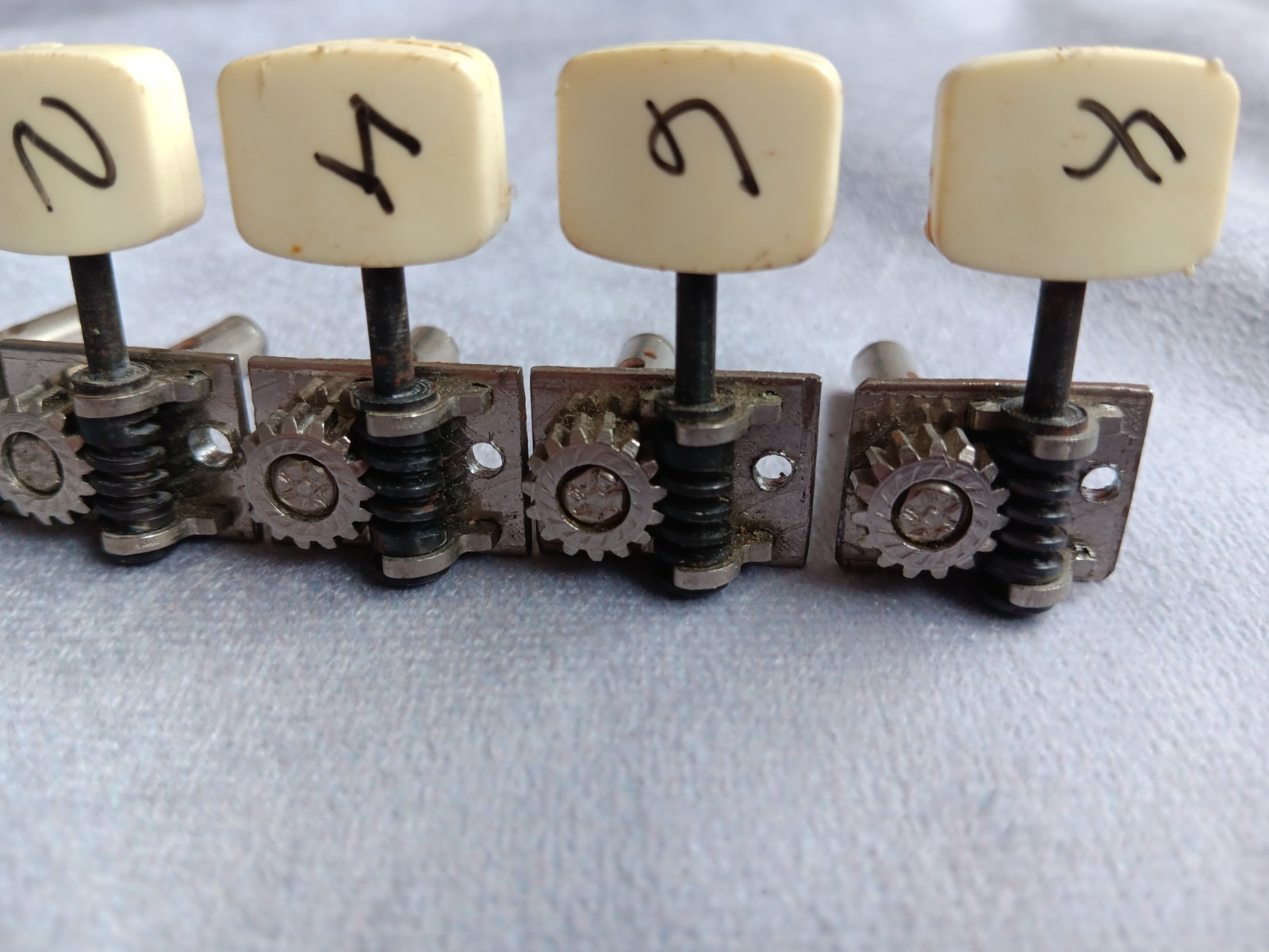 VINTAGE GUITAR PARTS 6 in line Guitar TUNING MACHINE Heads, fair condition.