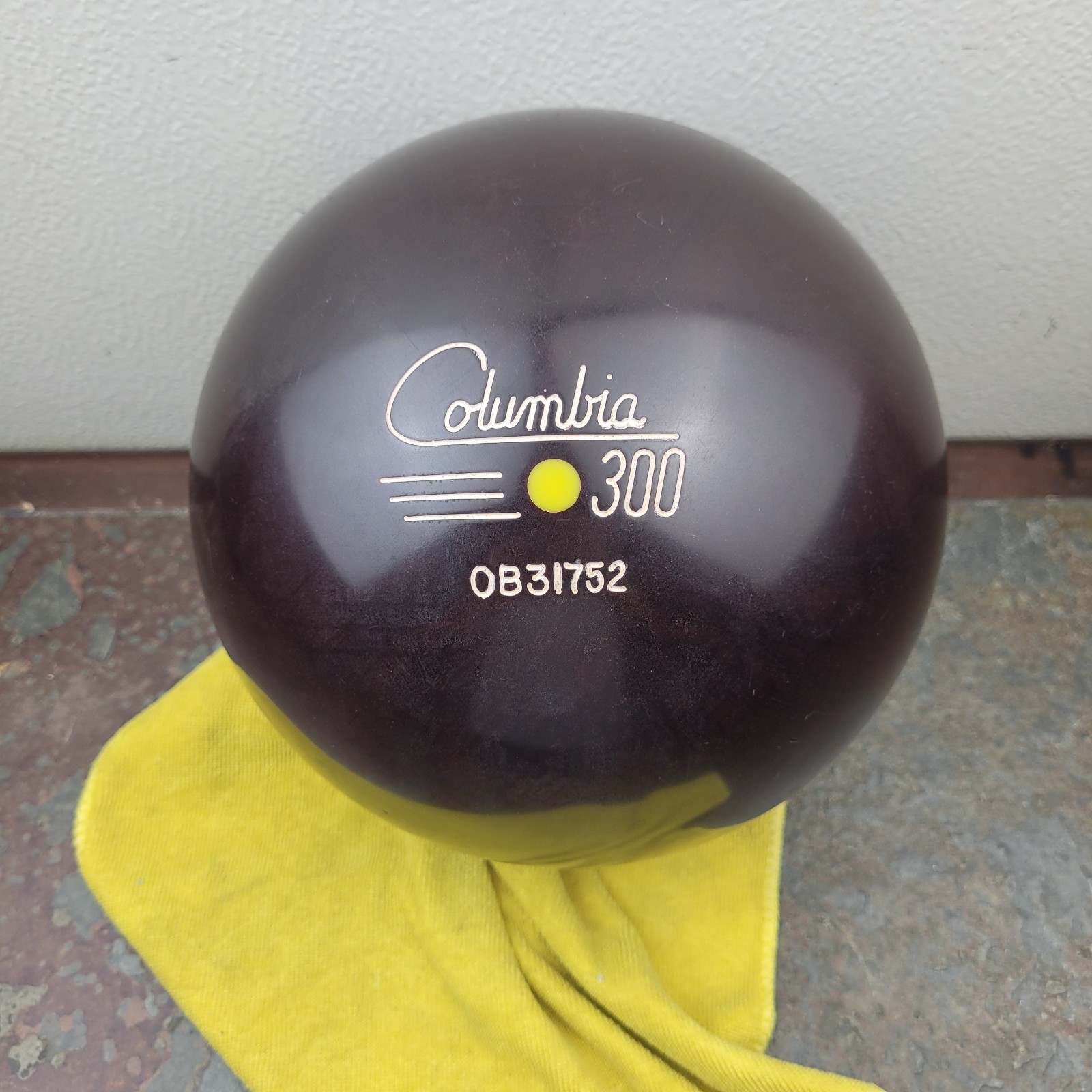 Vintage Columbia 300 Yellow Dot Undrilled Bowling Ball 15lbs