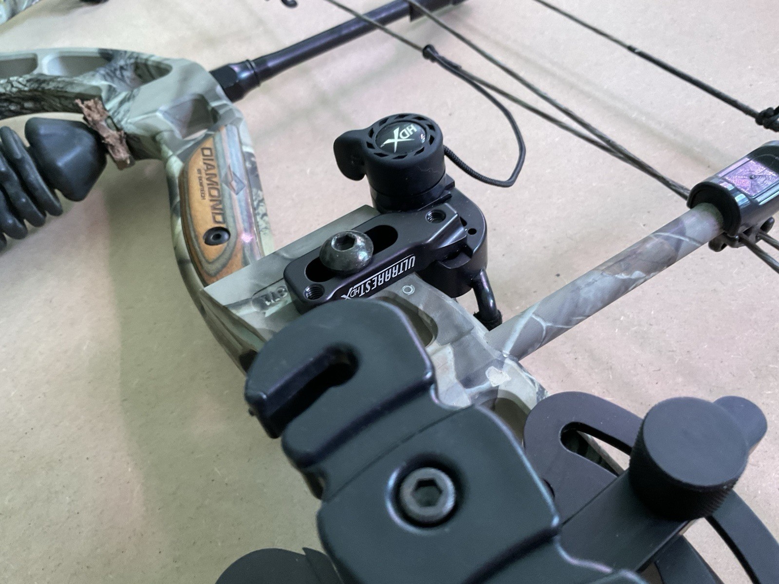 DIAMOND ARCHERY STUD RH BOW