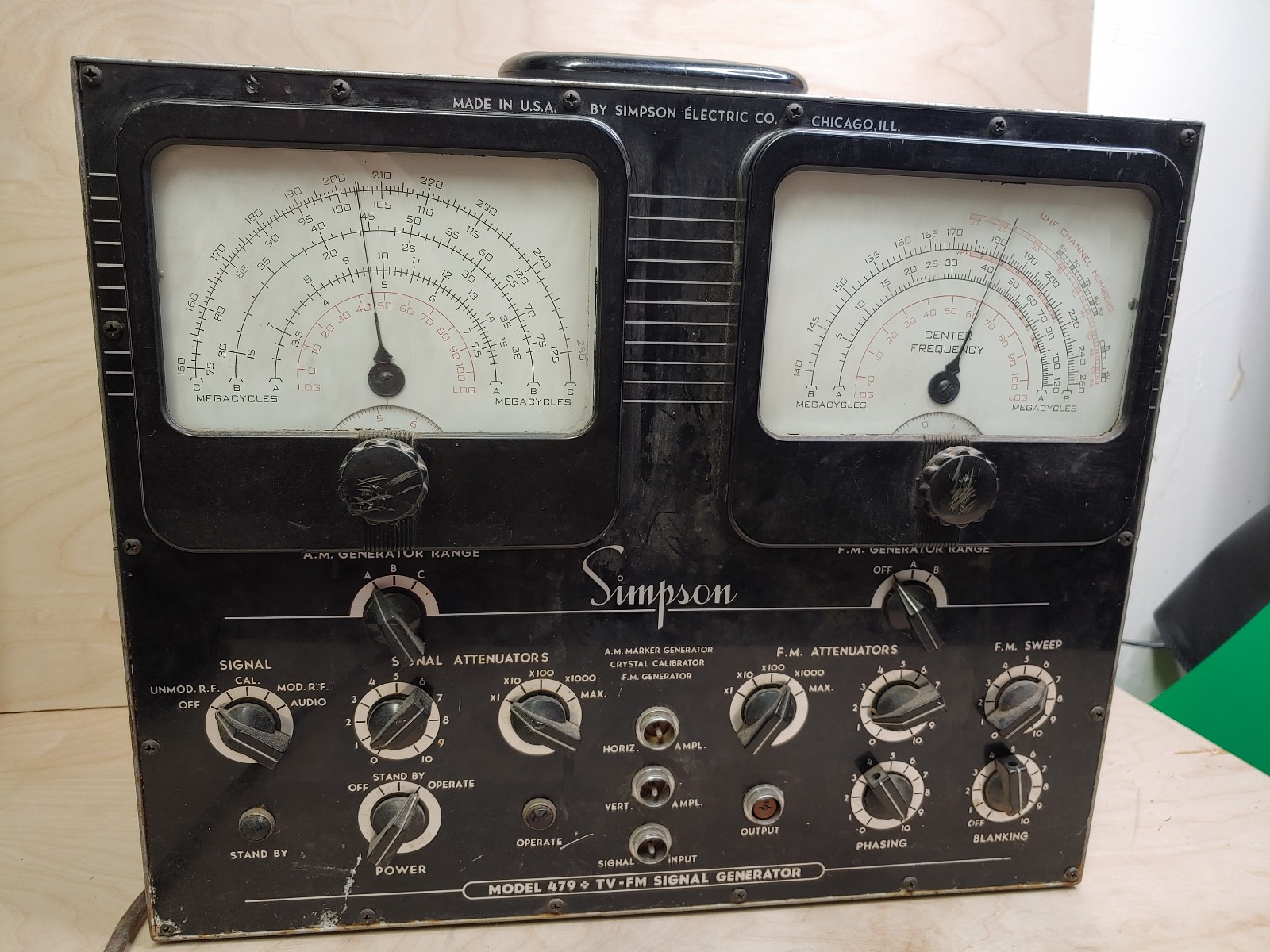 SIMPSON Model 479 TV FM Signal Generator Crystal Calibrator READ DESC