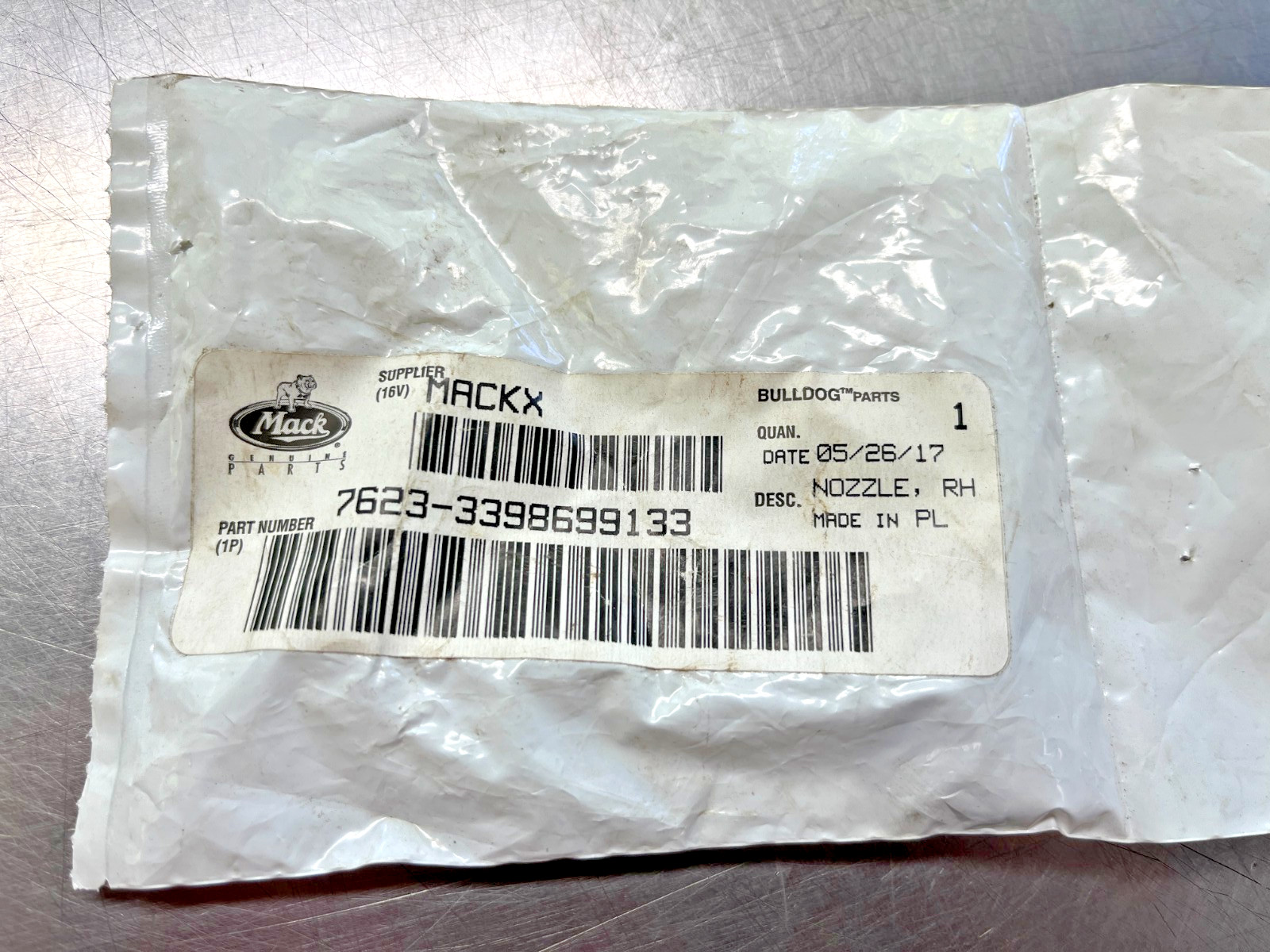 7623-3398699133  Genuine OEM  MACK   Windshield RH NOZZLE   Volvo