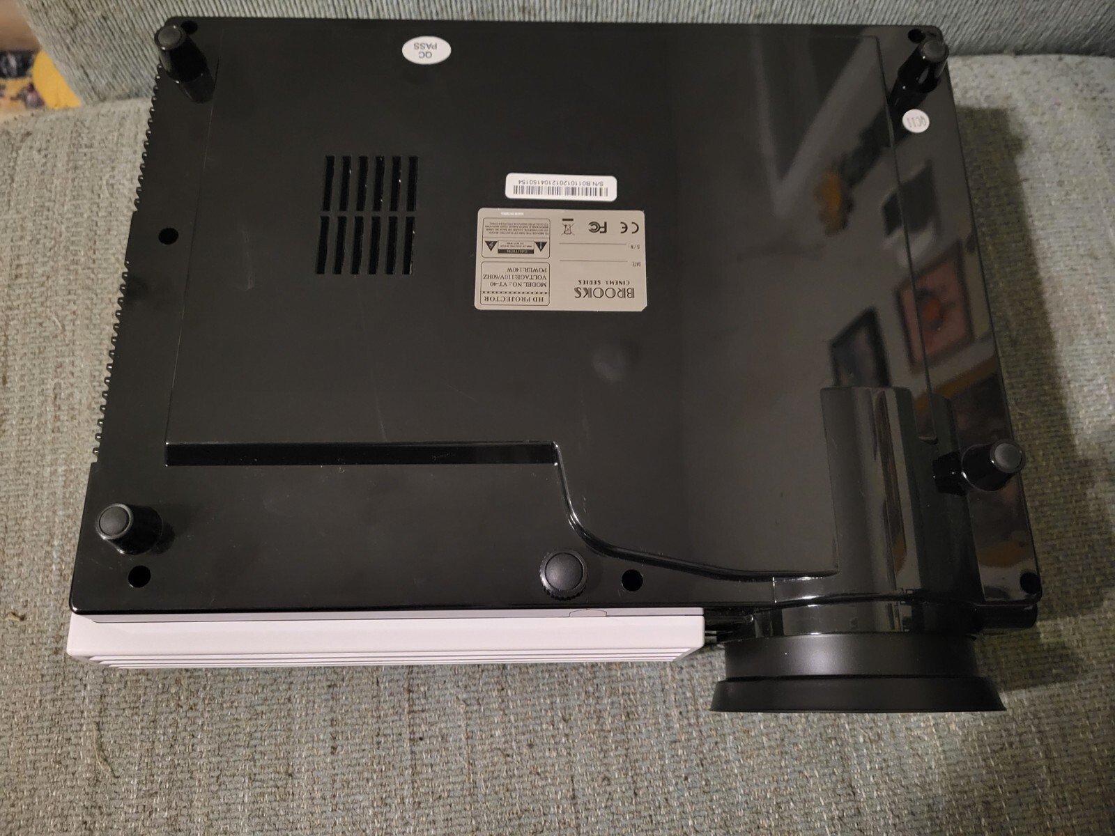 Brooks Cinema Series VT40 Home Theater Projector & Ceiling Mount Open Box Bundle