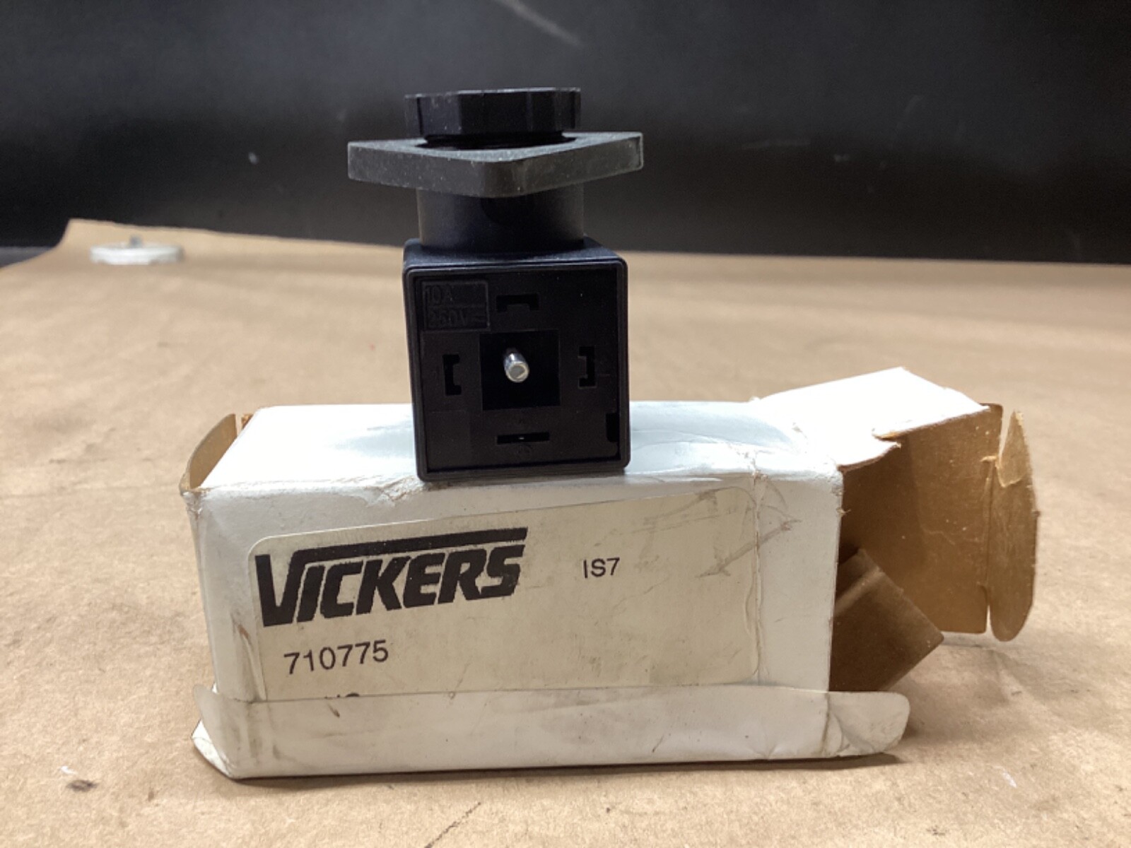 Vickers 710775  Receptacle  #106L65